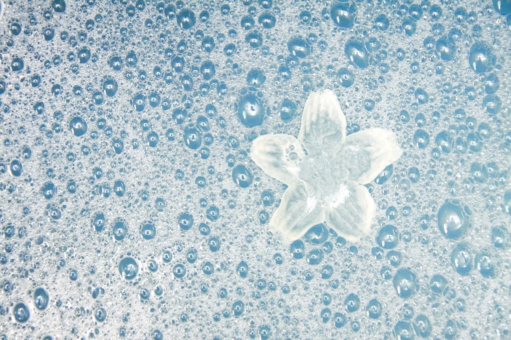 お風呂場の泡と花