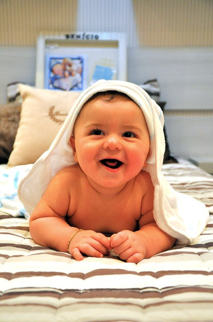 笑顔を見せるお風呂上がりの赤ちゃん