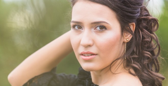 イタイおばさんになってない？顔の形に合うトレンドチークの配色と入れ方