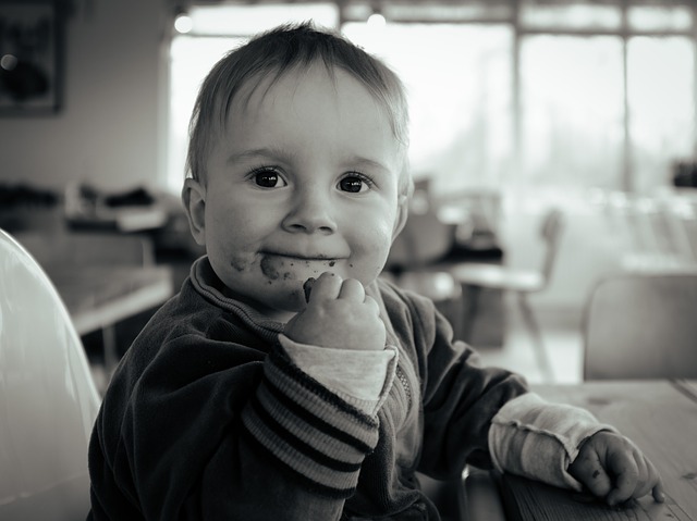 一人でご飯を食べる幼児