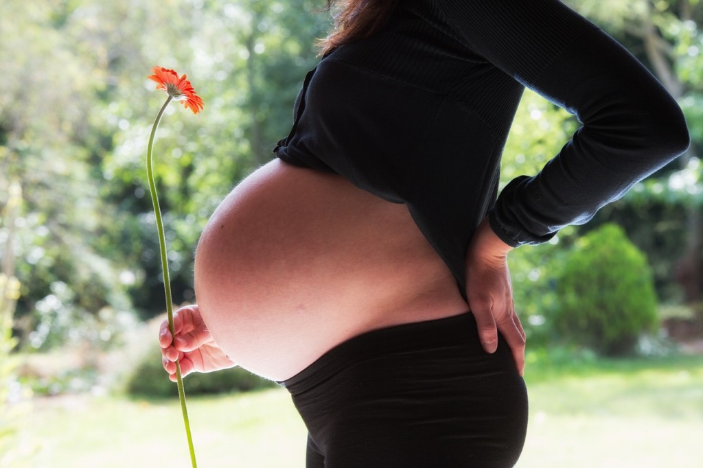 安全にストレス解消！妊娠中の腰の痛みを改善する方法