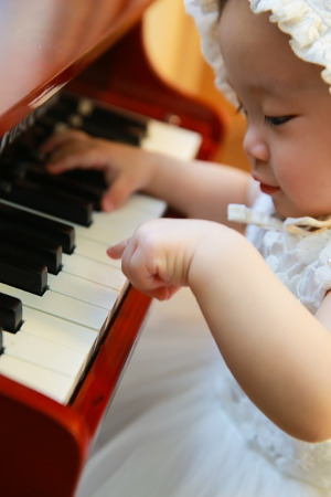 ピアノを弾く赤ちゃん